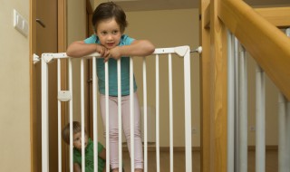 Enfant barrière sécurité maison installation escalier